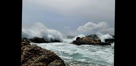 Oleaje en la playa de Empúries.