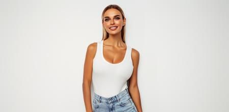 Los tops blancos son unos de los básicos más cómodos y versátiles.