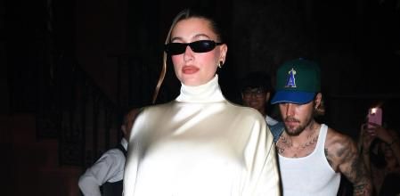 Hailey Bieber con el vestido asimétrico de Phoebe Philo