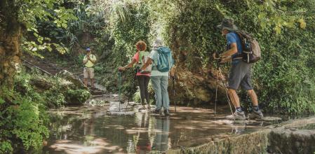 Las rutas de interior cada vez atraen más senderistas, pero aún no sufren la masificación de algunos puntos del litoral.