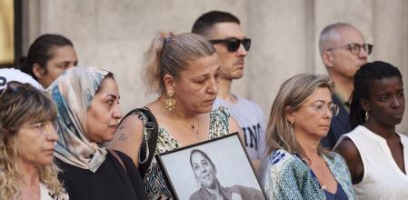 GRAFCAT6023. GIRONA (ESPAÑA), 25/06/2024.-Familiares, vecinos y amigos participan este lunes en el minuto de silencio por las dos víctimas mortales en el tiroteo de la noche de Sant Joan en el barrio de la Font de la Pòlvor, un acto celebrado en la plaça del Ví de Girona.EFE/ David Borrat