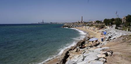 La playa de Les Roques de Montgat ha perdido casi toda su capacidad con los temporales.