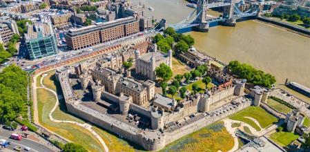 Imagen aérea de la Torre de Londres. Al fondo a la derecha, el puente de la Torre (Tower Bridge)