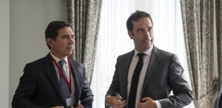SANTANDER, 17/06/2024.- El presidente de BBVA, Carlos Torres Vila (i), y el ministro de Economía, Comercio y Empresa, Carlos Cuerpo (d), durante la inauguración del XLI Seminario de APIE 