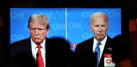 Gente siguiendo el debate de Trump y Biden desde un bar en California