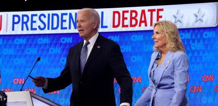 Joe Biden, acompañado de su esposa Jill en la CNN