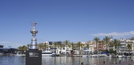 El trofeo llega al barrio marítimo del Serrallo de Tarragona (ACE / Jan Latussek)