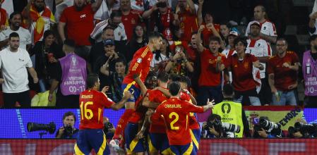 Los jugadores de la selección española de fútbol celebran el segundo gol ante Georgia, durante el partido de octavos de final de la Eurocopa&nbsp;