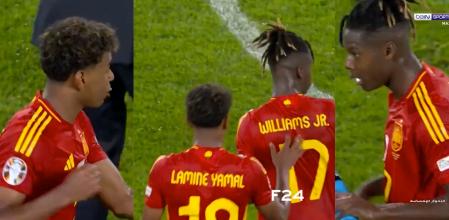 Lamine y Williams jugando a Piedra, papel y tijera al final del partido