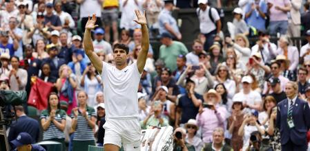 Carlos Alcaraz saluda al público del Centre Court tras derrotar a Lajal, este lunes