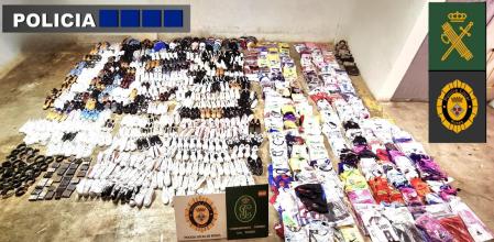 Artículos falsificados decomisados en el paseo marítimo de Roses los días 29 y 30 de junio.