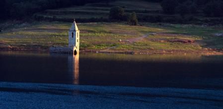 Un rayo de luz ilumina la iglesia de Sant Romà de Sau.
