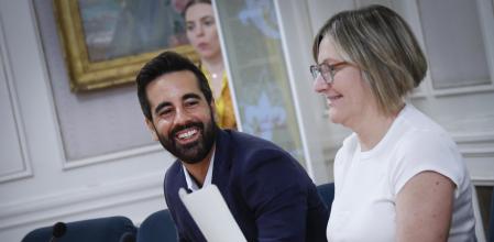 El síndic del PSPV, José Muñoz, y la portavoz adjunta del grupo socialista, María José Salvador, este martes en la Junta de Síndics.