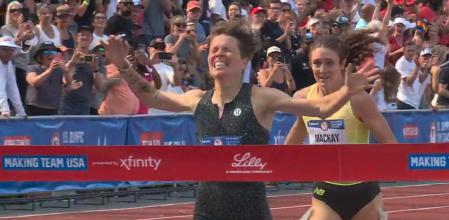 Nikki en el momento de cruzar la línea de meta