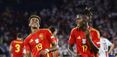 Nico Williams y Lamine Yamal celebrando con un gol la victoria contra Georgia