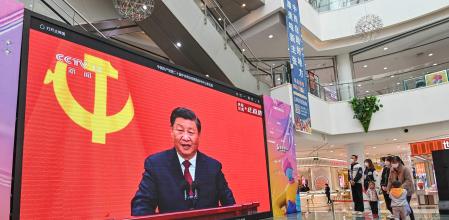 TOPSHOT - People watch a live broadcast of China's President Xi Jinping speaking during the introduction of the Communist Party of China's Politburo Standing Committee, on a screen at a shopping mall in Qingzhou in China's eastern Shandong province on October 23, 2022. (Photo by AFP) / China OUT