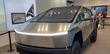 El youtuber 'YoSoyPlex' explica el motivo por el que no pudo comprar un Cybertruck de Tesla: “Está prohibido en España”