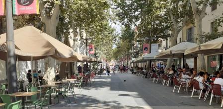 Terrazas de bares y restaurantes en la Rambla Principal de Vilanova i la Geltrú
