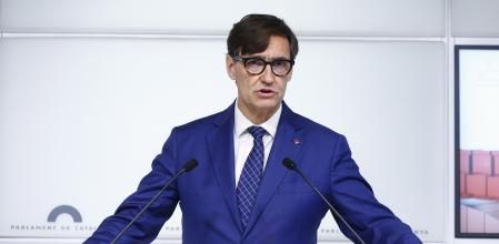 GRAFCAT5656 BARCELONA 19/06/2024.- El primer secretario del PSC, Salvador Illa, atiende a los medios de comunicación tras reunirse con el presidente del Parlament, Josep Rull, en el marco de la ronda de contactos de cara a la investidura al primer debate de investidura a la presidencia de la Generalitat prevista para el 25 de junio. EFE/Quique Garcia