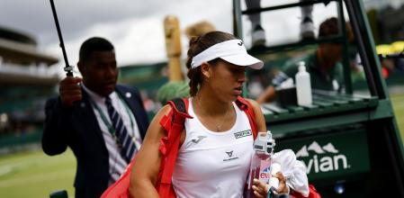 Jéssica Bouzas, cariacontecida, abandona la pista 14 tras su lesión en la espalda