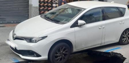 Vehículo que ha quedado colgante sobre un boquete en la calle Ample de Terrassa