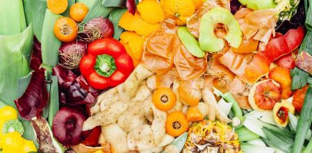 Aprovecha las peladuras y los descartes de las verduras para preparar un caldo o salsa.