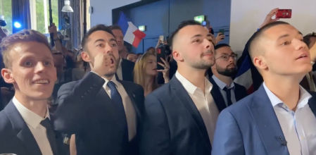 Activistas con expresión abatida al conocer los resultados