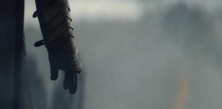 Criston Cole, a quien pertenece esta mano, salió prácticamente ileso: solo con un poco de polvo de huesos calcinados en la cara.