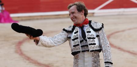 El diestro Román durante la vuelta al ruedo tras cortar una oreja a su primer toro de la tarde
