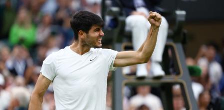 Carlos Alcaraz celebra su victoria ante Tommy Paul, este martes en Londres