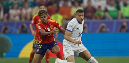 Lamine Yamal y Mbappé disputan un balón en el España-Francia