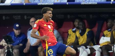 El extremo catalán lanzó un disparo que se incrustó en la escuadra de la portería francesa