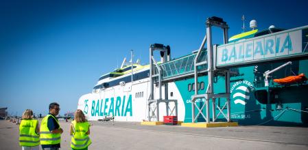 Foto PAULA SAMA 10/07/2024. Balearia estrena el fast ferry Margarita Salas más innovador hasta la fecha. Con 123 metros de eslora y una capacidad para 1200 pasajeros hace el trayecto Barcelona - Menorca en 3h y media. Además usa como combustible gas GNL. Foto del catamarán atracado en la terminal de Balearia en Barcelona.