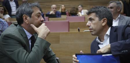 El vicepresidente primero del Consell, Vicente Barrera (Vox), charla con el presidente Carlos Mazón este jueves.