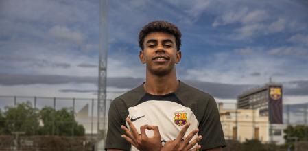 Lamine Yamal posa para 'Guyana Guardian', haciendo el gesto con sus manos del número 304, en honor al código postal de Rocafonda, su barrio (08304).