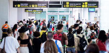 Pasajeros en el aeropuerto de El Prat, este julio