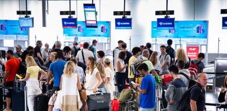 Foto Marti Gelabert 09/07/2024 Pasajeros en el tunel de acceso a la terminal 2 del aeropuerto del Prat Josep Tarradellas desde la Renfe.