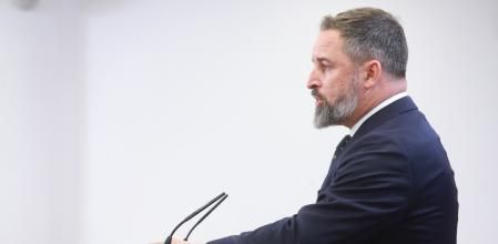 El presidente de Vox, Santiago Abascal, ofrece una rueda de prensa tras reunirse con el Rey, en el marco de la nueva ronda de consultas con los representantes designados por los grupos con representación parlamentaria tras ser rechazada la investidura del líder del PP, Alberto Núñez Feijóo, este lunes en el Congreso de los Diputados en Madrid. Foto Emilia gutierrez 02/10/2023