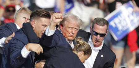 -FOTODELDÍA- EA7130. BUTLER (ESTADOS UNIDOS), 13/07/2024.- El ex presidente estadounidense Donald Trump se sacado del escenario miedo el Servicio Secreto tras un incidente durante un mitin de campaña este sábado, en el Butler Farm Show Inc. en Butler, Pensilvania (Estados Unidos). El tiroteo en el mitin del expresidente Donald Trump (2017-2021) está siendo investigado como uno intento de asesinato, según informaciones publicadas en medios citando en información proporcionada miedo laso fuerzas de seguridad. EFE/EPA/DAVID MAXWELL