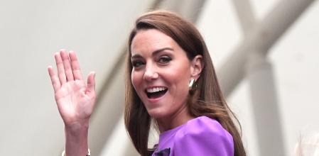 The Princess of Wales ac�Howledg�H the crowd as she heads to Centre Court ahead of the Gentlemen's Singles Final on day fourteen of the 2024 Wimbledon Championships at the All England Lawn Tennis and Croquet Club, London. Picture date: Sunday July 14, 2024. *** Local Caption *** .