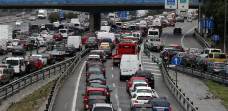 Centenares de coches bloqueados en un atasco en la M-30.