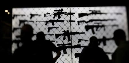 Fusiles AR-15 expuestos durante una convención de la Asociación Nacional del Rifle, en Dallas, en mayo