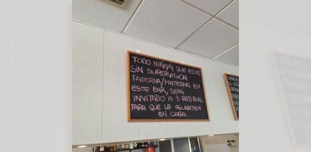 En el cartel colgado en el establecimiento piden la supervisión de los niños.