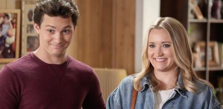 Montana Jordan y Emily Osment.