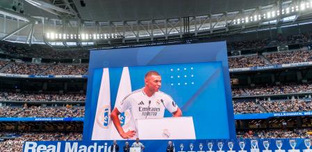 Presentación de Kylian Mbappé con Florentino Perez y Familia de Mbappe en el Santiago Bernabeu