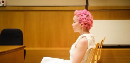 La exmujer de Josep Maria Mainat, Angela Dobrowolski, en el banquillo de los acusados de la Audiencia de Barcelona antes del juicio por intento de asesinato al productor televisivo.