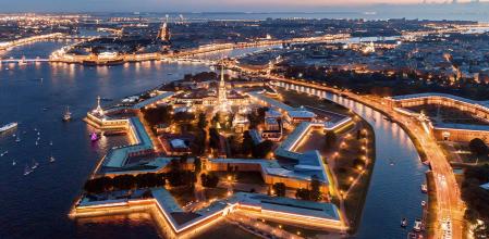 San Petersburgo, ubicada junto al río Neva y ante el golfo de Finlandia, con la fortaleza de Pedro y Pablo en primer plano