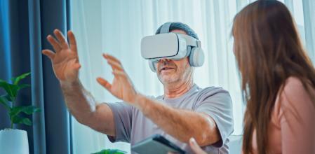Un joven usando unas gafas de realidad virtual para acceder al metaverso.