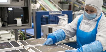 Trabajadora de una planta de producción del grupo Vall Companys