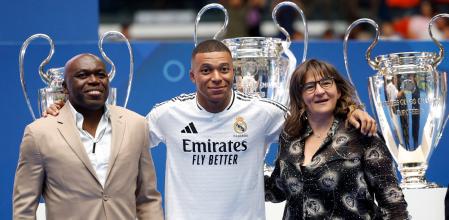 Kylian Mbappé junto a su padre Wilfried y su madre Fayza